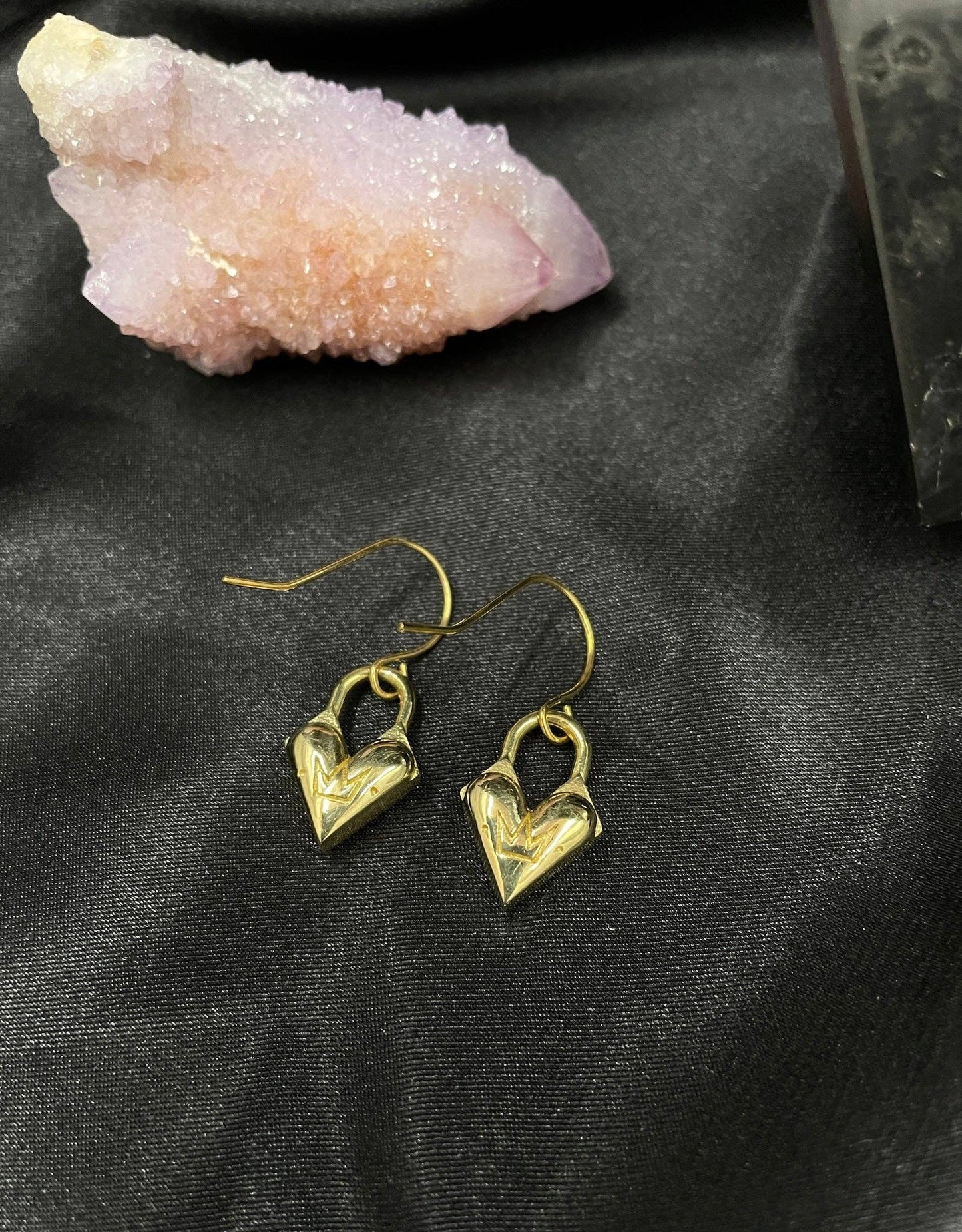 CHARMING Heart Earrings