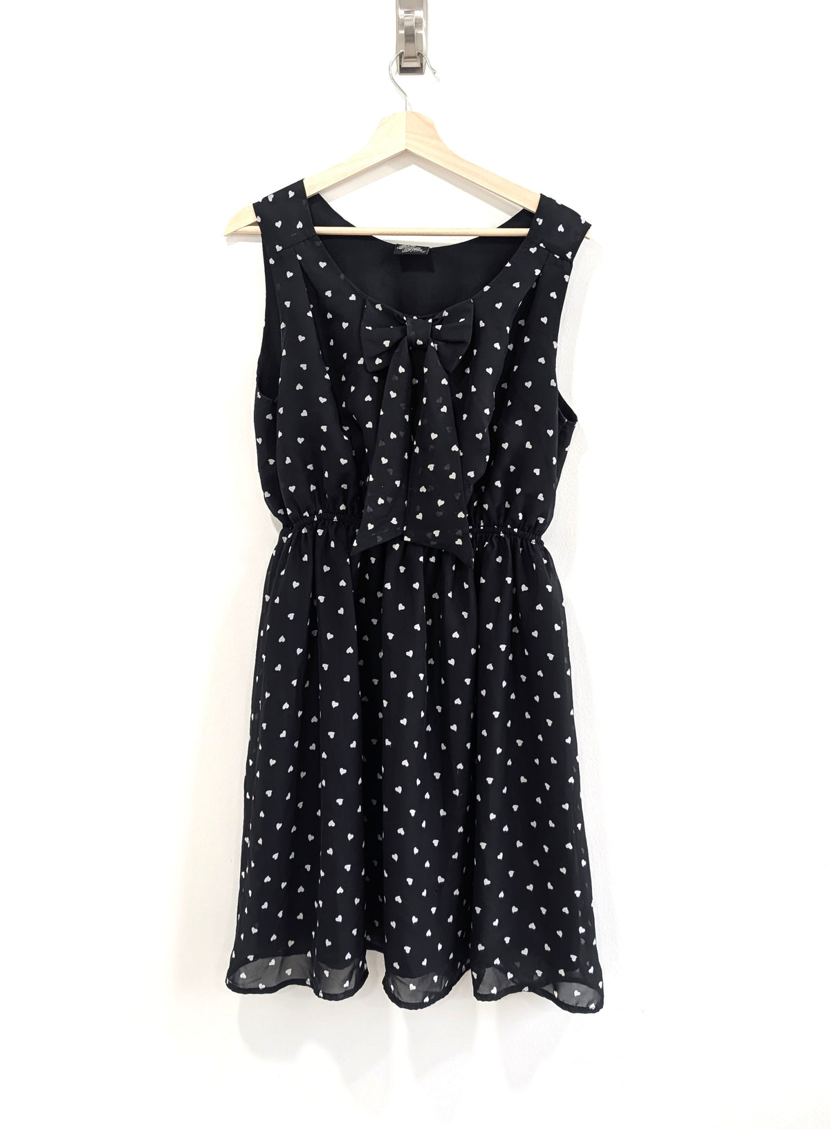 Black Sleeveless Dress With White Hearts Print (1X)